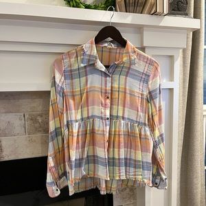 Long sleeve checked top.